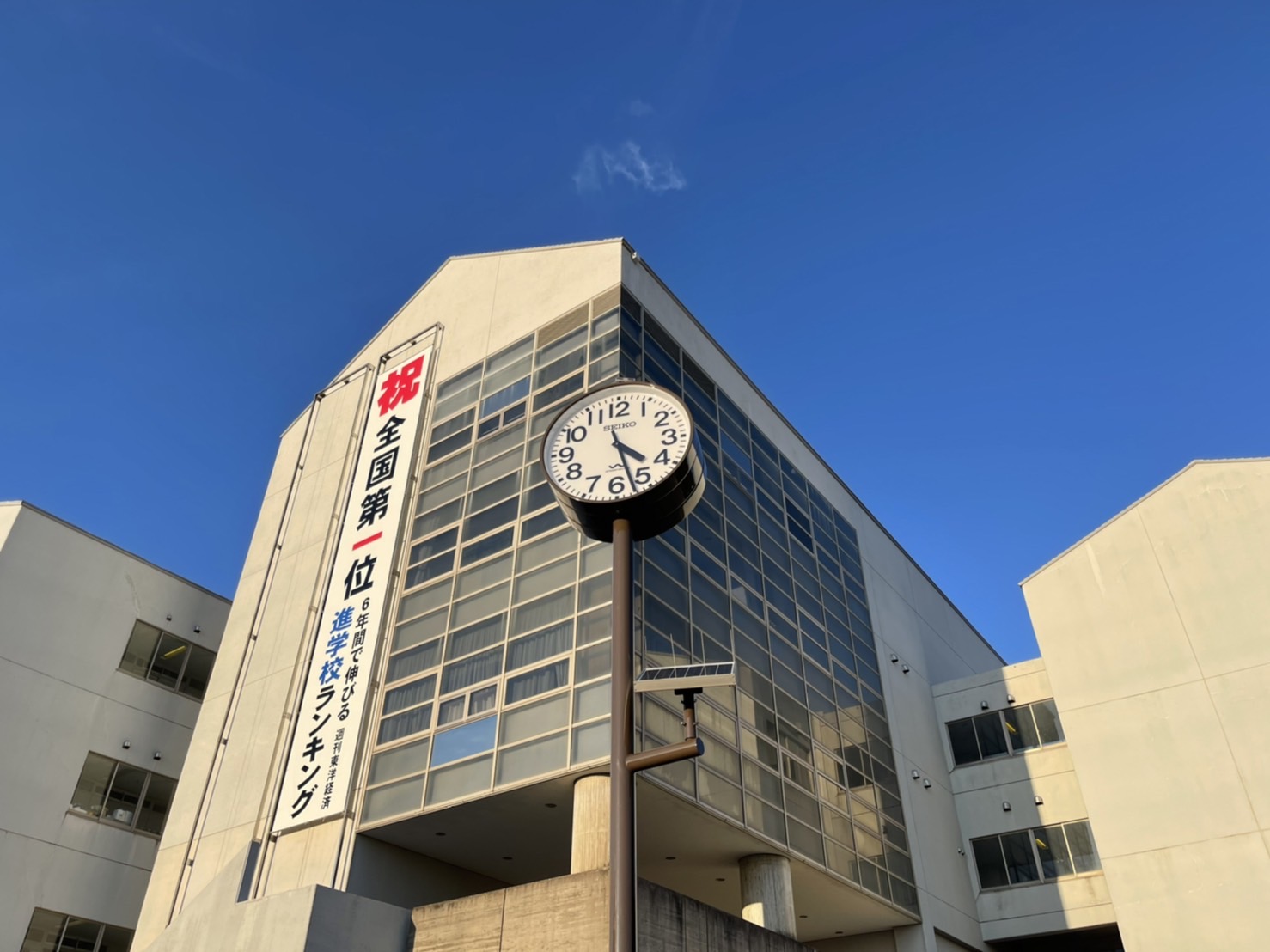 【翔凜中学校・高等学校】ソーラー式電波時計を寄贈していただきました！！