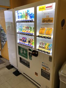 【翔凜中学校・高等学校】体育館入口に自販機を設置しました！