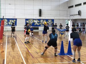 高校女子バレーボール部が中学生向け練習会を開催！！